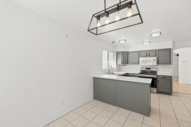 Building Photo - Great single family home!