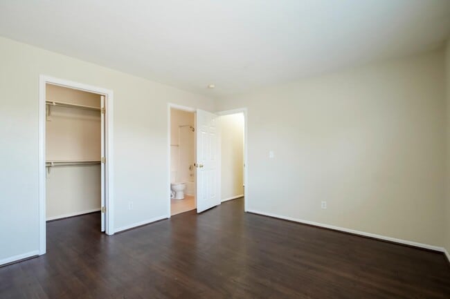 Building Photo - 14400 Albrook Dr