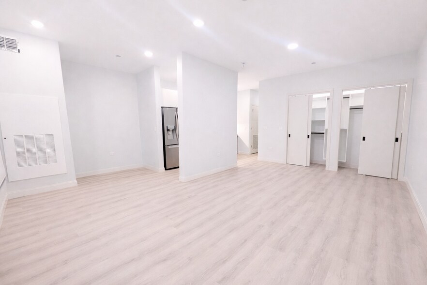 Building Photo - 948 W Sunnyside Ave