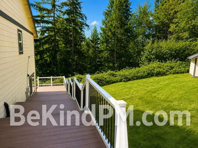 Building Photo - Spacious, Bright & Pet Friendly!