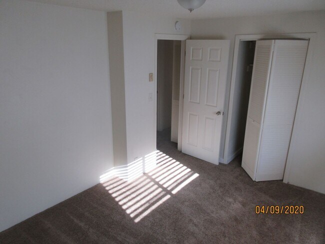 Building Photo - (905) Draper Apartments - 3 Bed / 1.5 Bath...