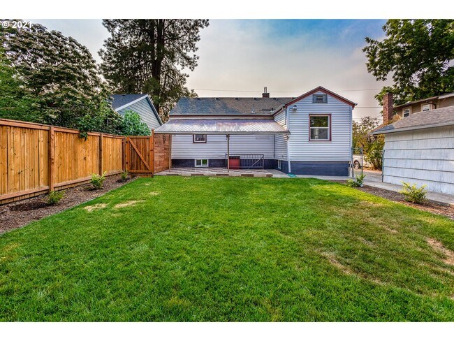 Building Photo - 2 bedroom 2 bath Woodlawn Bungalow-Full finished basement!