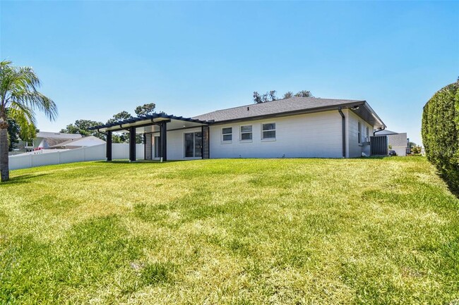 Building Photo - 3913 Fontainebleau Dr