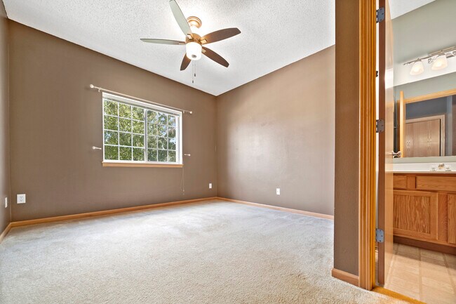 Building Photo - 870 W Cherry St