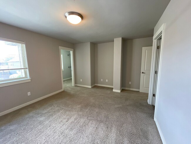 Building Photo - 3 Bedroom Townhome  in SW Redmond  - Parkl...