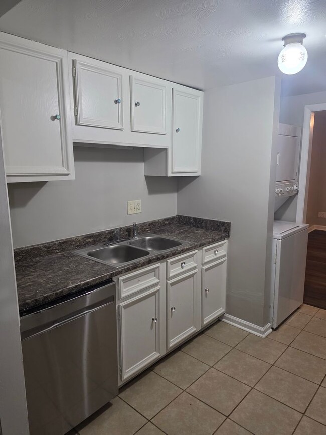 Building Photo - 3 bedroom 2.5 bath townhouse