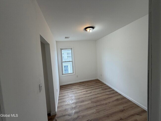 Building Photo - 82 Wall St