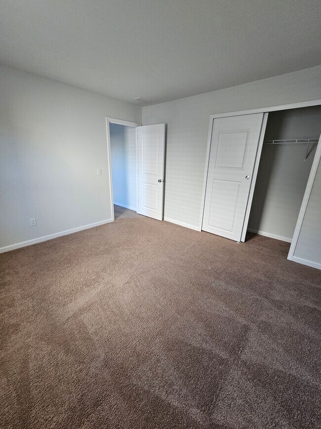 Building Photo - Spacious Two-Story Living on a Premium Lot...