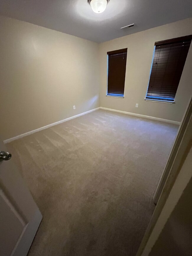 Building Photo - "Charming 2-Bedroom Townhouse Retreat with 2.5 Baths in Kernersville!"