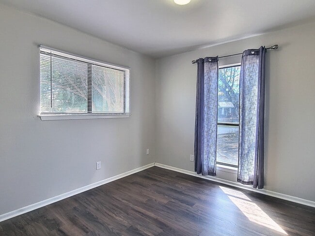 Building Photo - 108 Quail Valley Dr