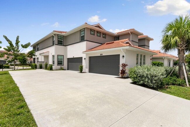 Building Photo - Stylish Corner Coach Home in Prime Fort My...