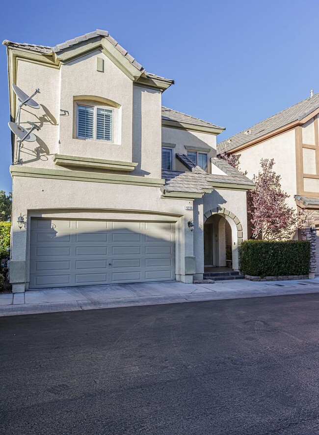 Building Photo - Queensridge Home