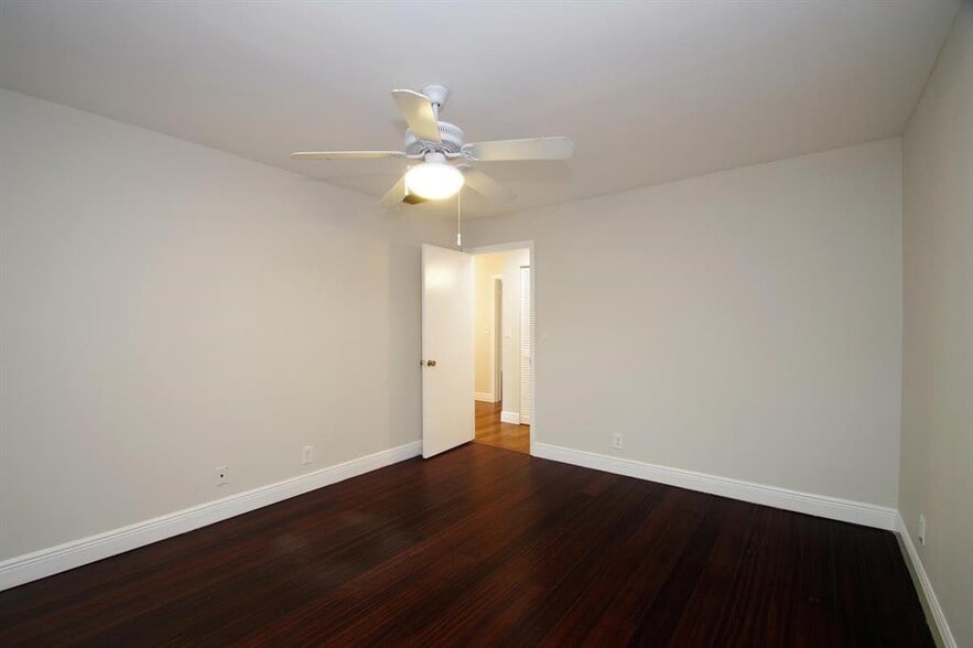 Building Photo - 3010 Willow Ln