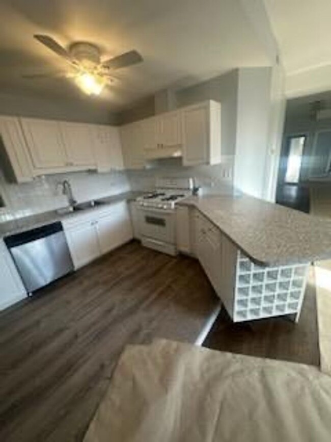 Building Photo - Large 3 bedroom 2 bathroom Condo with Cent...