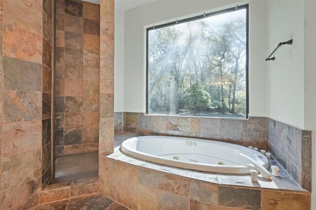 Building Photo - 5 Oak Crest Cir