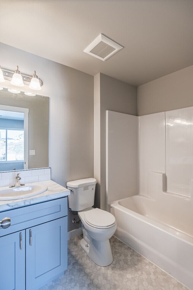 Building Photo - 3 Bed, 2.5 Bath Duplex in Royal City