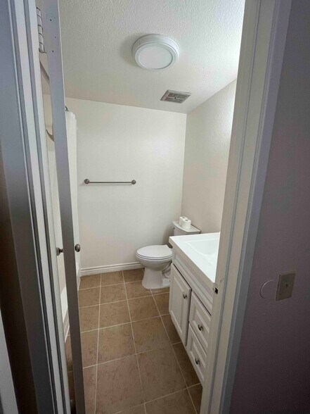 bathroom - 616 Veteran Ave