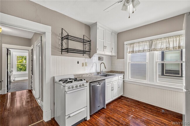 Building Photo - 41 Crestwood Ave