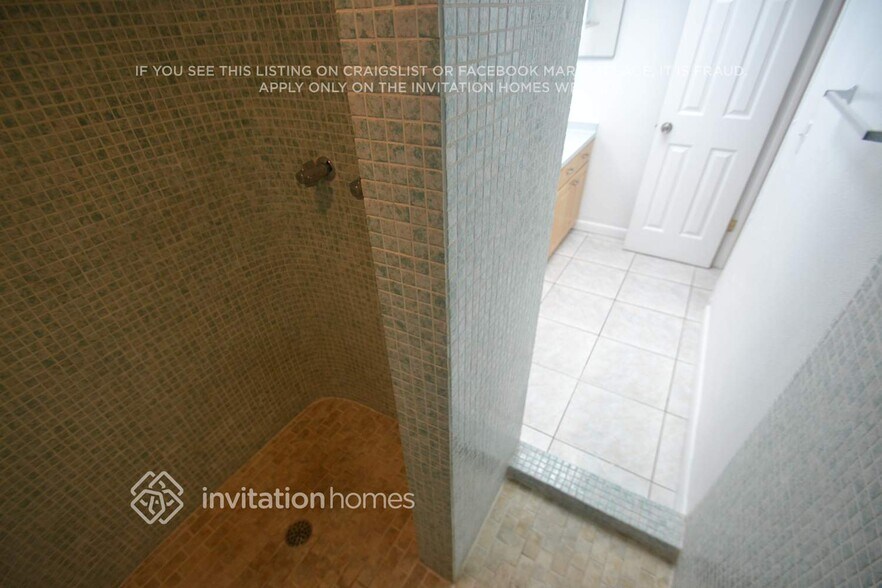 Building Photo - 130 NE Madison Cir N