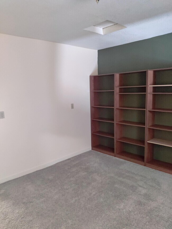 Building Photo - 18589 Lake Forest Dr