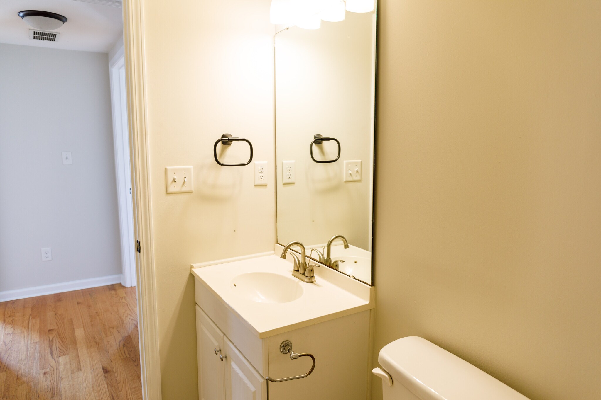 Building Photo - 116 America St