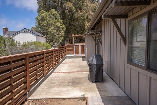 Building Photo - 1481 Hollister Ln