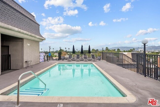 Building Photo - 585 N Rossmore Ave