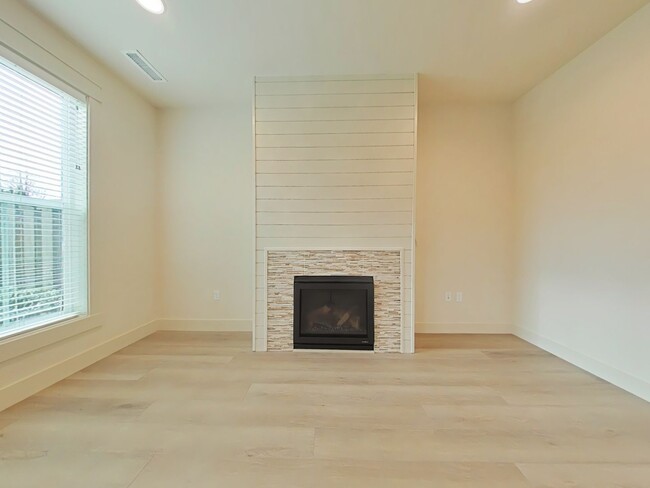 Building Photo - 3 Bedroom House ~ South Corvallis ~ Small ...