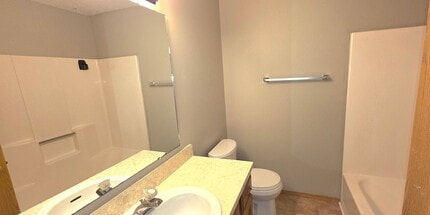 Building Photo - 2 Bedroom 2 Bathroom Duplex! Southwest Springfield! $1050! Kickapoo School District!