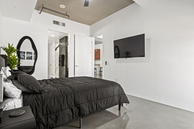 Building Photo - Furnished Juhl Condo w/ Balcony & City Views