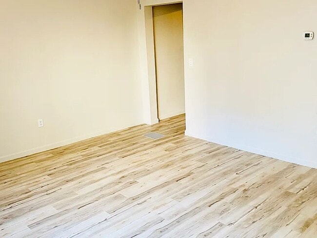 Building Photo - 1 Bedroom with nice size rooms