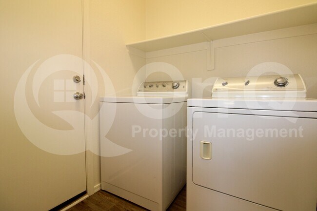 Building Photo - 314 W Vuelta Friso