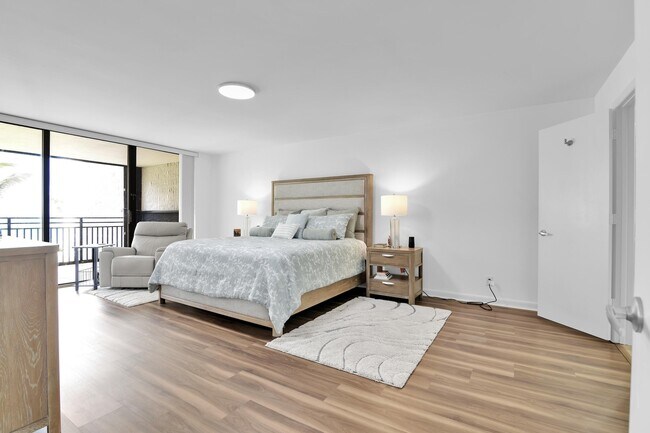 Building Photo - 1167 Hillsboro Mile