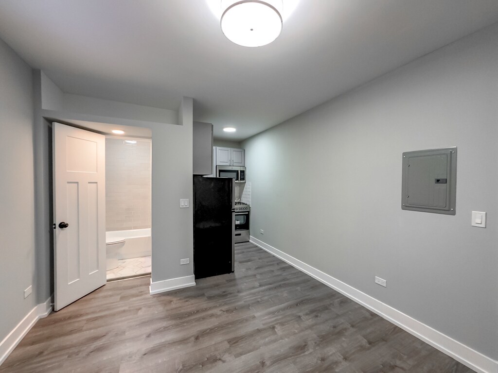 Building Photo - 543 W Belmont Ave