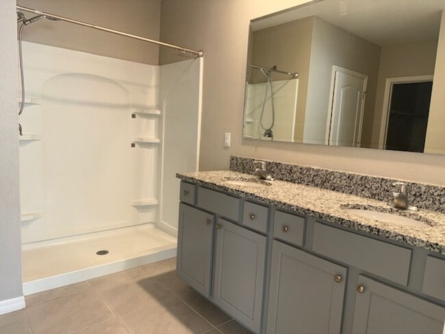 Building Photo - Grab this 4 bedroom home today!