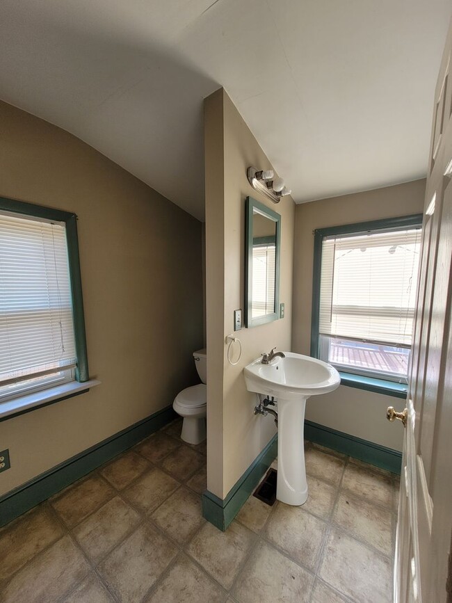 Building Photo - 3 Bed, 1 Bath home nestled in the heart of...