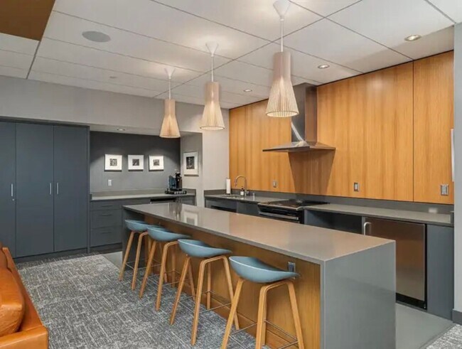 Building Photo - Beautiful 1 bed 1 bath executive condo! Heated parking, gym, sauna!