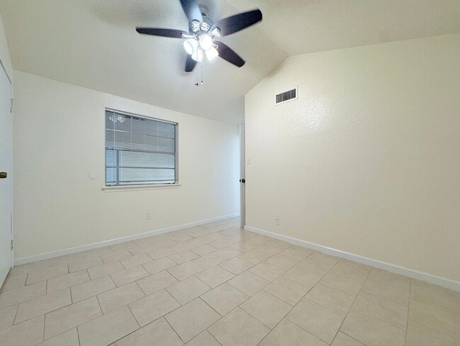 Building Photo - Refrig A/C 2bed/2bath Duplex with Bonus Room!