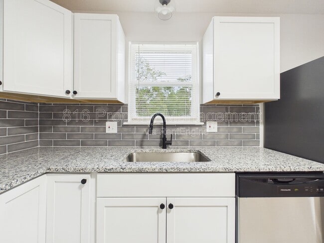 Building Photo - 100 S Oxford Ave