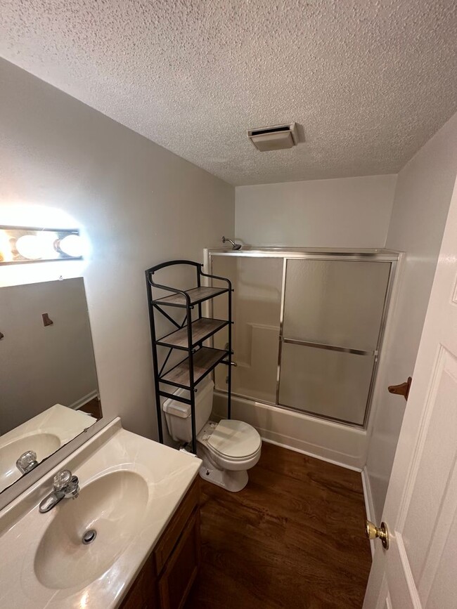Building Photo - 1404 Valleywood Dr