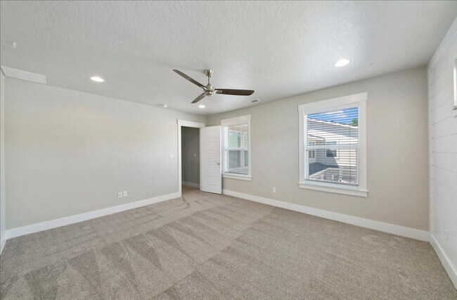 Building Photo - Eagle Townhome with Upscale Finishes!
