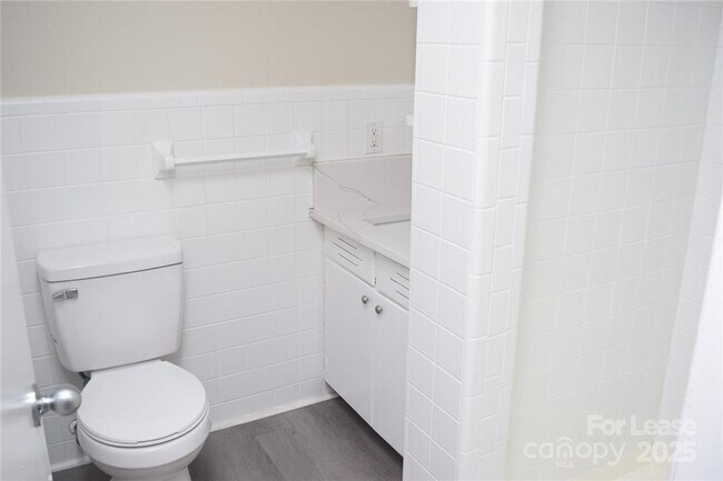 Building Photo - Charming 3 Bed 2 Bath Brick Home with Reno...
