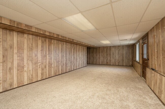 Building Photo - Updated 5 bedroom | 2 bath | 2 car garage | WALK OUT BASEMENT | Fenced backyard | Close to downto...