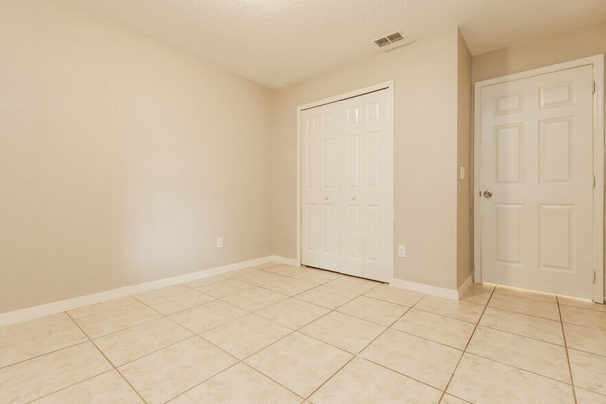 Building Photo - 2702 Woodstream Cir
