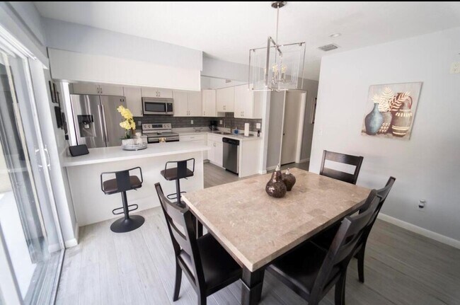 Building Photo - 822 Sandtree Dr