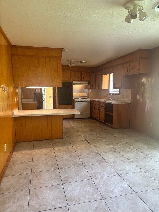 Building Photo - 1022 Garden Park Dr