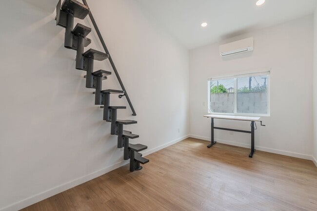 Building Photo - Warm & Inviting Hawthorne Home!