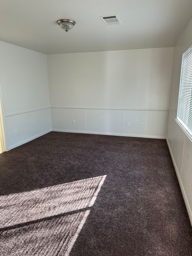 Building Photo - 3 Bed 2 Bath - Move In Special