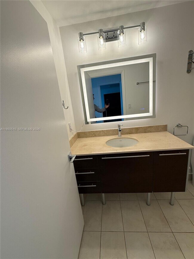 Building Photo - 1900 N Bayshore Dr