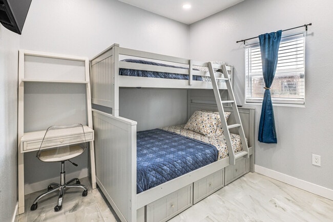 Building Photo - 226 E 10th St